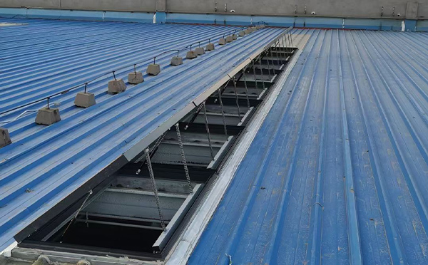 某城市大型商业综合体中庭民丰排烟窗工程